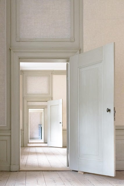 Suite de portes ouvertes, symbolisant les opportunités de transformation personnelle grâce à l'hypnose