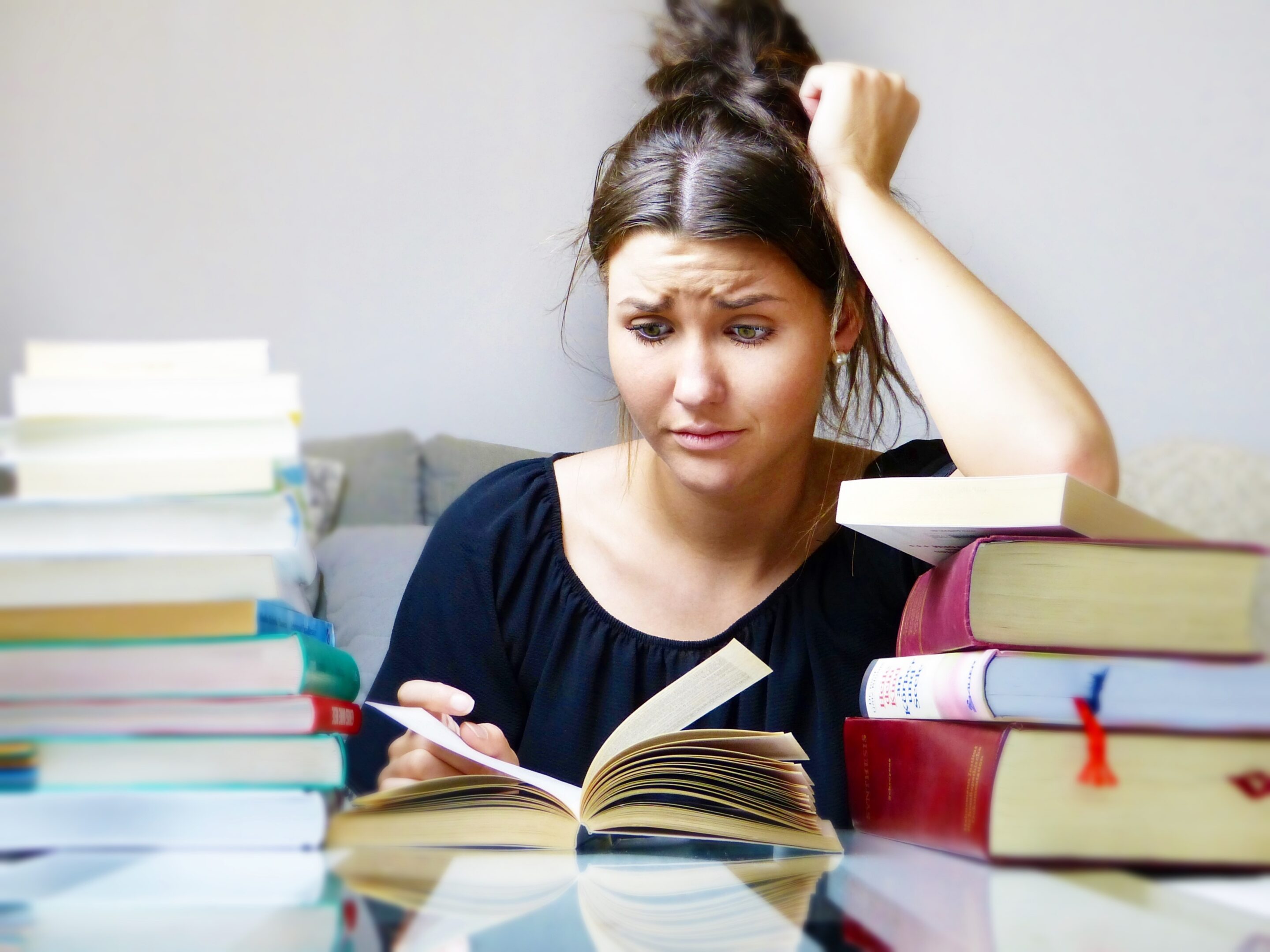 Femme empathique épuisée apprenant à dire non sans culpabiliser