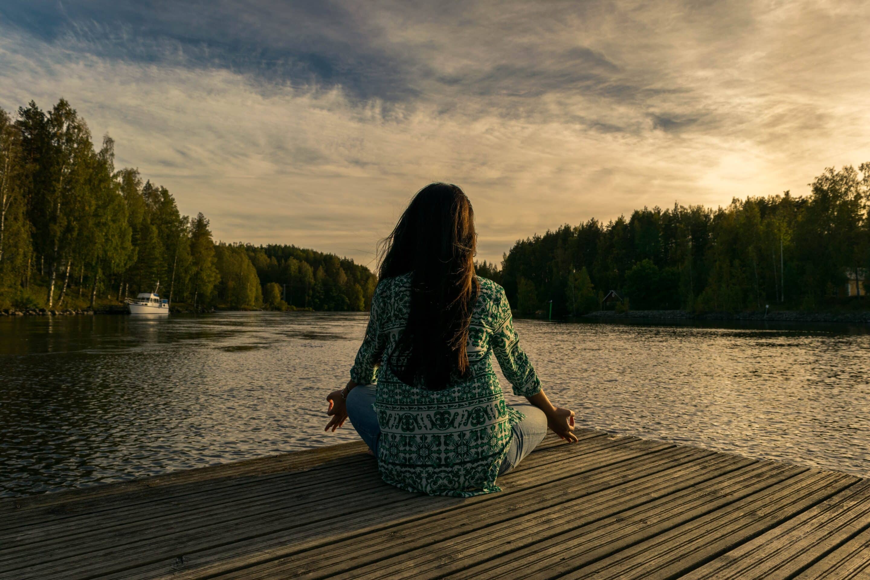 arrêter de ruminer femme méditation lac paisible mental tranquille